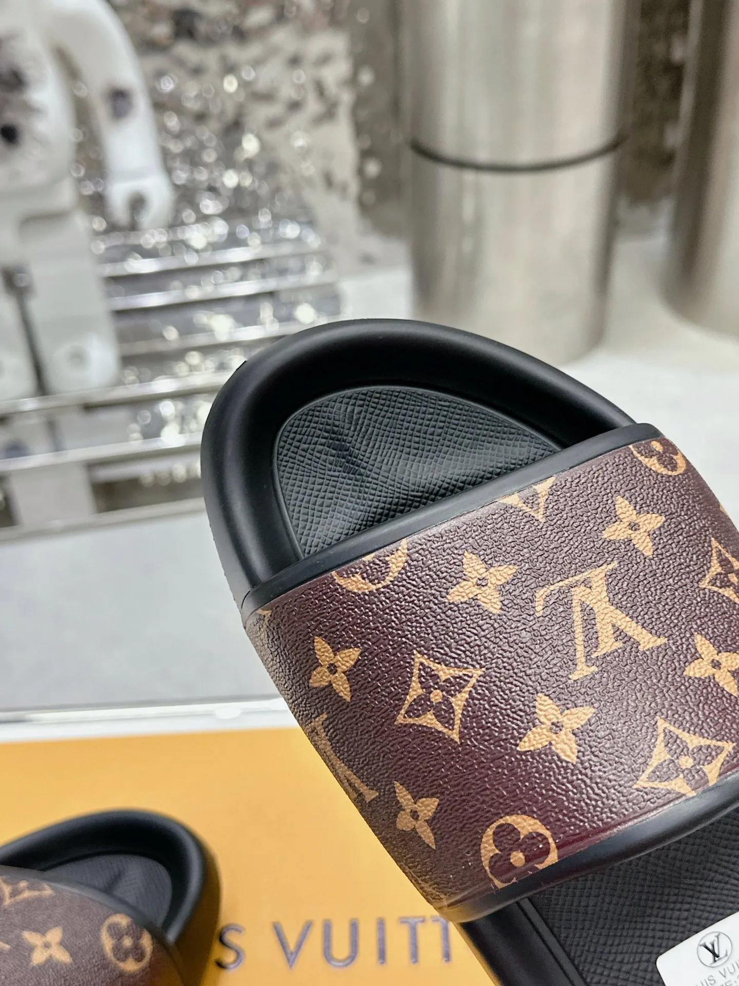 [L Home] P: 300💰 ▪️Shoe size: Women's 35-40 Men's 38-46▪️Packaging: Counter top quality~original packaging 𝟐𝟎𝟐3 New embossed slippers at Louis Vuitton counters, lv monogram embossed slippers, Waterfront sandals are back, the upper buckle is embossed with lv's iconic Monogram pattern. Made of waterproof rubber with a comfortable and resilient insole. The lightweight, flexible outsole is embossed with the Louis Vuitton logo. ▪️Fabric: Original molded rubber foam surface ▪️Technology: embossed logo ▪️Sole: Original molded rubber foam outsole ▪️Sole thickness: 3CM.